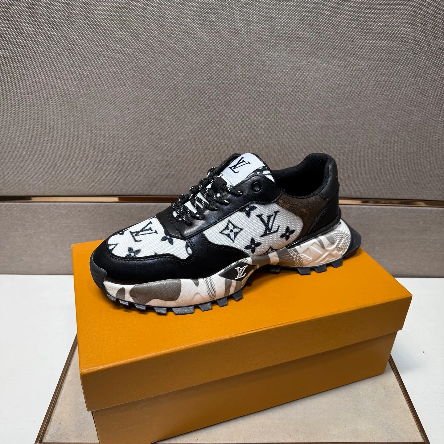 ⬛️Men's shoes 💰p442【LV～】Men's casual shoes 2025z cabinet sales simultaneously 🔶Size: 38-44#️⃣ 🔷2 colors🔜The upper is made of multi-material splicing➕Mesh lining, comfortable and breathable, sole: original comfortable and wear-resistant outsole, ⚠️real thing📱photographed🎬real thing is better📢📢📢
